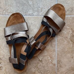 Comfortiva Eve Sandals Metallic Platinum Leather Black Elastic Suede Footbed 10